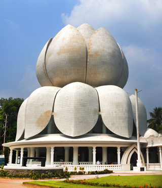 Храм Лотоса в ашраме Сантигири