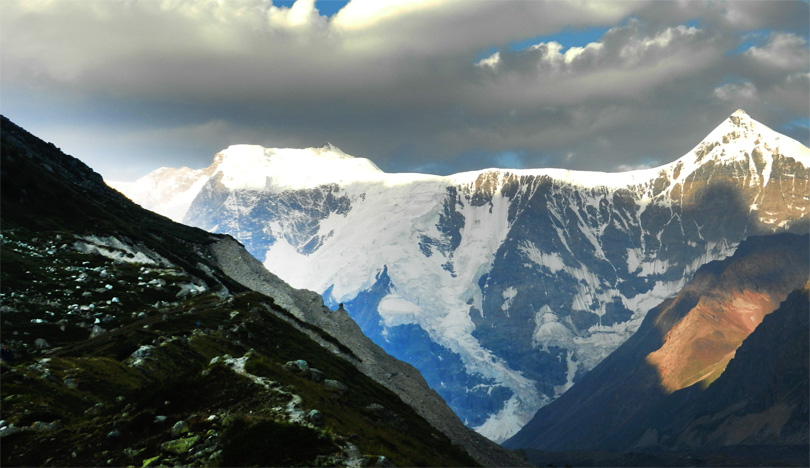 Безенги. Первые лучи солнца осветили вершины гор