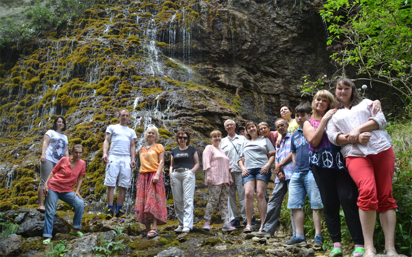 Остановка у водопада на пути в альплагерь "Безенги"