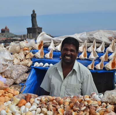 Каньякумари. Торговец ракушками.
