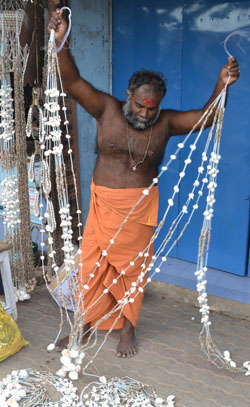 Каньякумари. Торговец сувенирами.